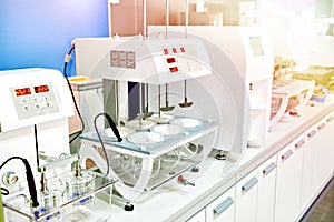 Dissolution testing systems for tablets