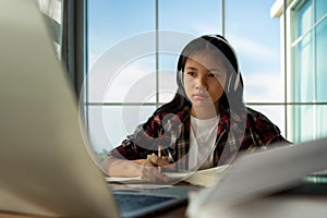 Distance education, E-learning system course and Communication