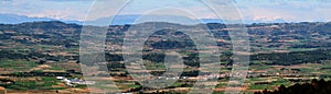 Distante de Pirineos a molinos de viento 