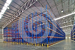 Distribution center warehouse storage shelving system