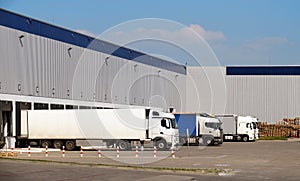 Distribution centre. Loading and unloading of goods onto trucks