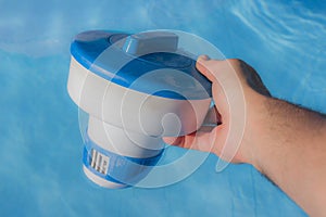 Distributor float for chlorine