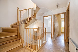 Distributor of a single-family home with wooden stairs with a balustrade