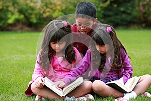 Diverse children reading