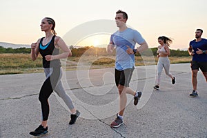 Diversificato gruppo da corridori treni comune sul tramonto 