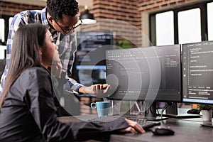 Diverse programmers discussing about html code