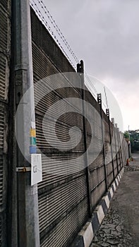 A dividing wall between residents and companies looks dull