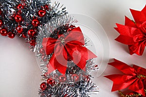 Diy Christmas wreath. Guide on the photo how to make a Christmas wreath with your own hands from a cardboard plate, tinsel, beads