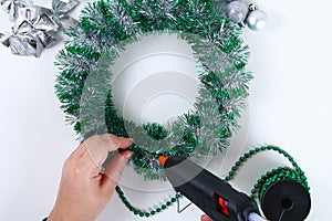 Diy Christmas wreath. Guide on the photo how to make a Christmas wreath with your own hands from a plastic plate, tinsel, beads,