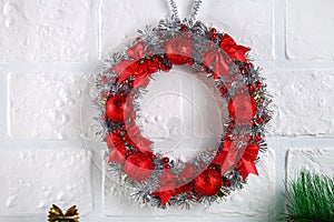 Diy Christmas wreath. Guide on the photo how to make a Christmas wreath with your own hands from a cardboard plate, tinsel, beads