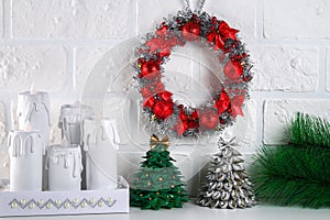 Diy Christmas wreath. Guide on the photo how to make a Christmas wreath with your own hands from a cardboard plate, tinsel, beads