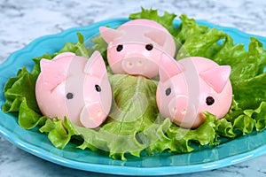 Diy pig from eggs. Workshop how to make a pig from a boiled egg painted in broth beets stuffed with stuffing. Appetizer on