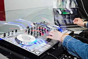 Dj mixes the track