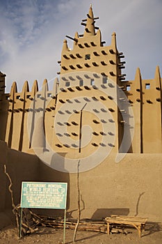 DjenneÌ: African City of Mud
