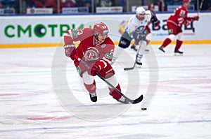 Dmitry Shitikov (23) dribble