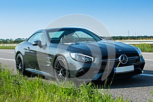 Photos of the Mercedes Benz SL550 convertible on the road