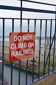 Do not climb on railings sign.