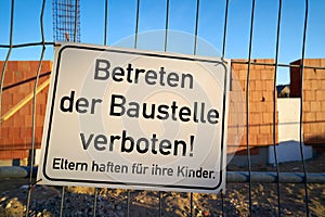 Do not enter the construction site, parents are liable for their children
