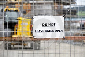 Do not leave gates open sign at construction site