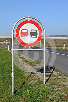 Do not overtake sign
