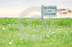 Do not step on the glass sign in Spanish