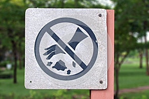 Do not throw rubbish sign