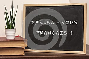 Do you speak francais? written on a blackboard