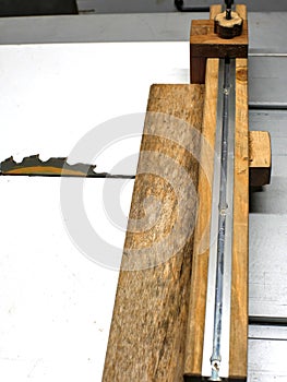 Do It Yourself cross cutting sled for tablesaw