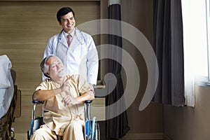 The doctor is checking and encouraging the patient. Doctors and patients in the ward. The doctor takes care of the patient.