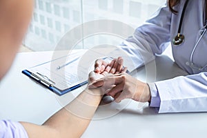 Lekár kontrola meranie na pacienti ruka pulz podľa ruky zdravotné a zdravotná starostlivosť 