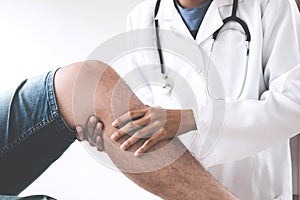 Doctor checking patient with knees to determine the cause of ill