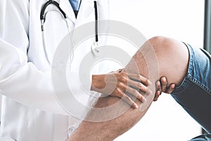 Doctor checking patient with knees to determine the cause of ill