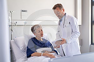 Doctor discussing diagnosis with patient