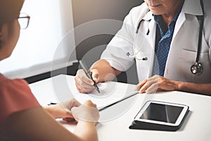 Doctor discussing with Female patient.