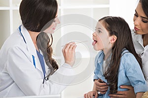 Doctor examine child's throat