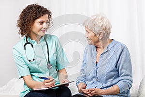 Medico indagine più vecchio una donna 