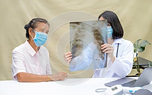 The doctor explained the results of the lung excretion of the elderly patient and guides friendly health care
