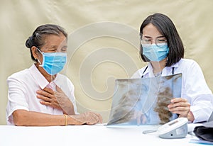 The doctor explained the results of the lung excretion of the elderly patient and guides friendly health care photo