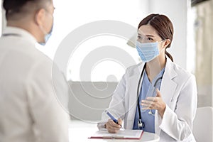 Doctor explaining diagnosis to her male patient