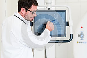 Doctor explaining image of MRI scan on screen