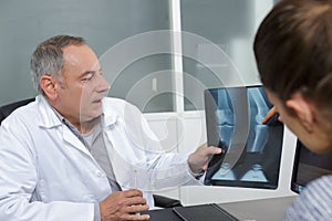 doctor explaining results knee xray to patient