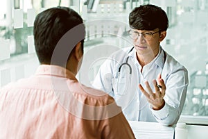 The doctor is explaining the treatment of the patient\'s illness at the office
