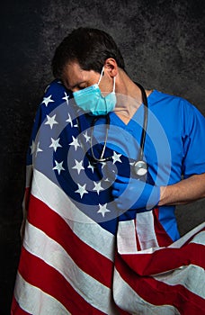 Doctor with face mask nursing the American flag.