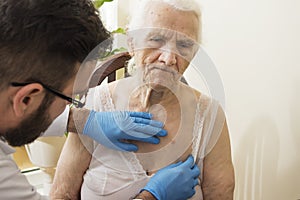 The doctor geriatrician during the test. photo