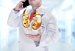 Lekár držanie zlatý človek orgány a hovorenie na telefón 