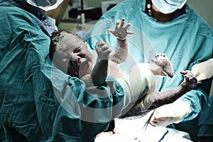 Lékař držení novorozeně dítě 