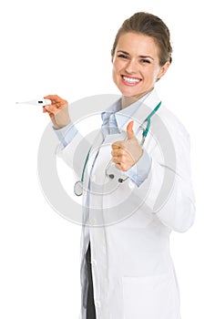 Lékař držení teploměr a zobrazené palec nahoru 