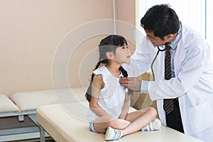 Doctor is a physical exam for the child girl