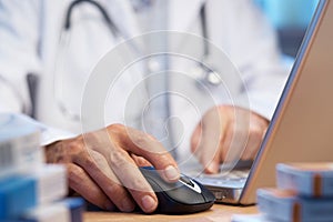 Medico preparazione connesso a rete informatica mondiale prescrizione 