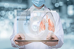 Doctor shows interface with lung diagnostics